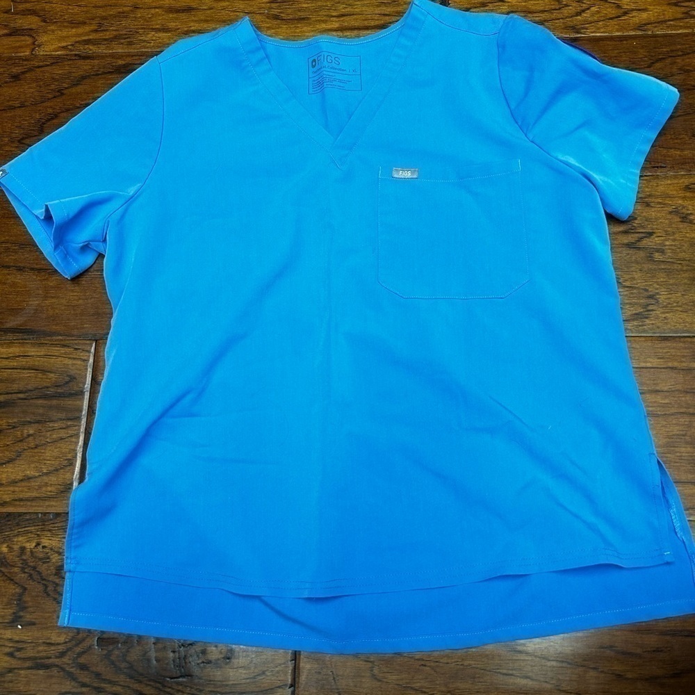 Figs scrub top